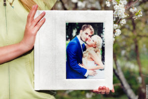 Пример классической свадебной фотокниги в обложке из искусственной кожи и фотовставкой