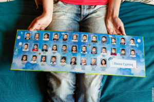 Пример разворота фотоальбома на выпускной в детском саду - портреты детей и воспитателей