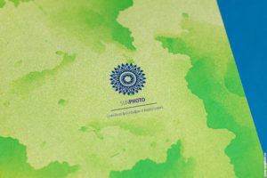 Тыльная сторона обложки фотокниги на выпускной - наш логотип (sunphoto.ru)