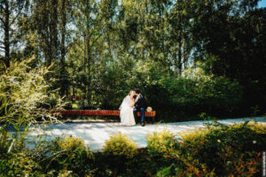 Фото с небольшой и уютной свадьбы Николая и Елены. Роспись в ЗАГСе на ВДНХ, свадебная прогулка в Парке Будущего.
